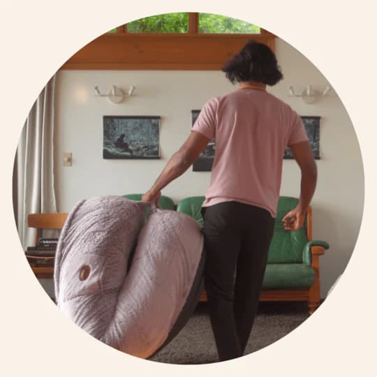 Person moving Plufl bed