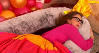 Drew Barrymore trying Plufl